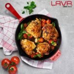 ⁦طاسة قلي / شواء من لافا، متكاملة مع مقابض من الحديد المصبوب. القطر (Ø)28 سم. أحمر⁩ - الصورة ⁦4⁩